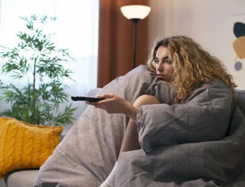 Je m’endors devant la télévision : pourquoi, quelles solutions, quels risques ?